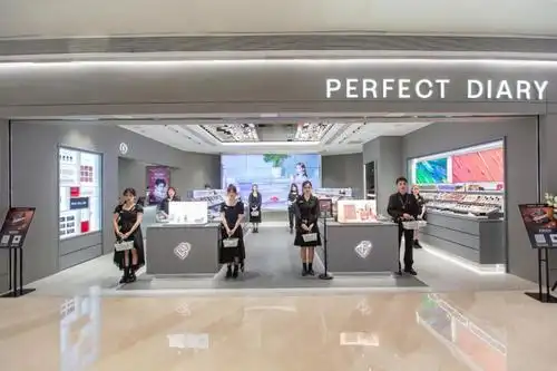 令人惊喜的是,体验店内呈现的是完美日记三周年之际新推出的品牌标识