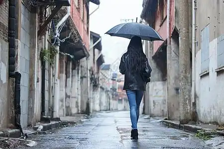 女人悲伤背影雨中走路的女性背影背景