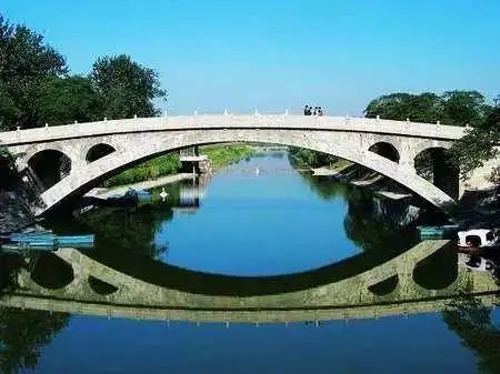 隋开皇大业年间 (594-605年),是现存世界上最古老,跨度最大的敞肩拱桥