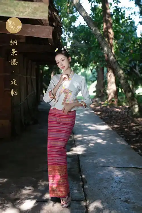 纳景傣傣族女装傣泐风格白色交领上衣粉红色筒裙套装