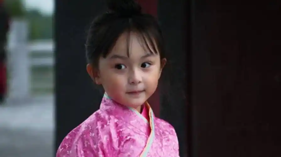 她2岁出道年收入百万,因颜值太高被禁止整容,11年过去如今怎样_刘楚恬