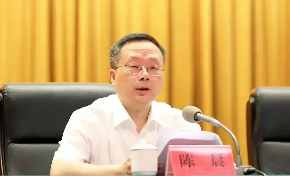 陈晨作2020年法治三门建设报告