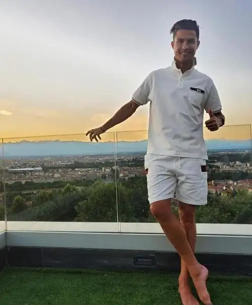 c罗连续晒出新造型!35岁的霸道总裁,还是那个"爱美"的少年