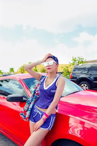 美艳车模性感泳衣诱惑迷人