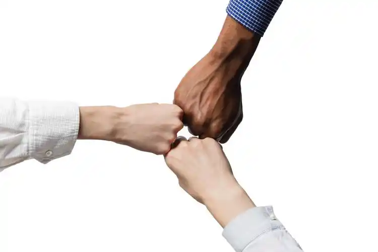 仰视拍摄在蓝天下竖大拇指的手部特写点赞加油团队加油点赞手势成功的