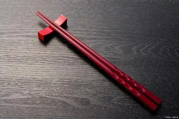 在很小的时候吃饭,最先学会的就是如何拿筷子,然而长大了回家,父母总