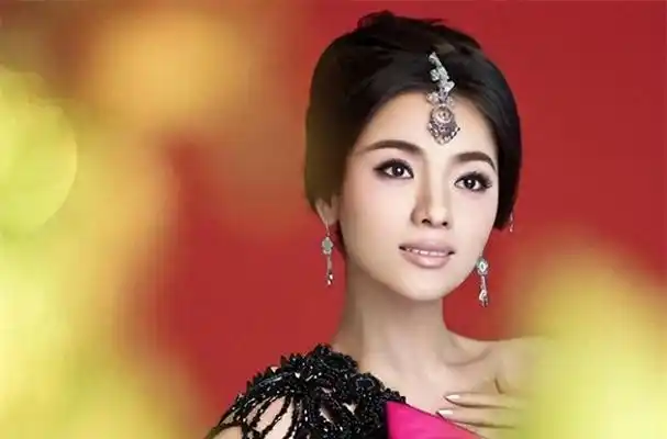 陈思思,一位天后级的民歌歌手,她的音乐才华令人赞叹,但她的婚姻生活