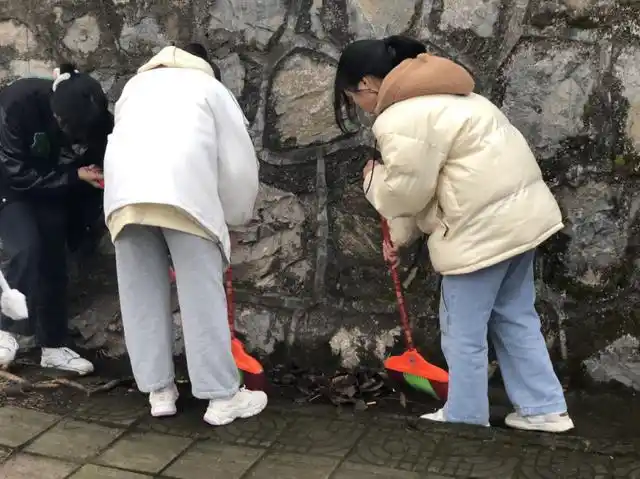 屏山县新安初级中学校组织开展捡垃圾社会实践活动