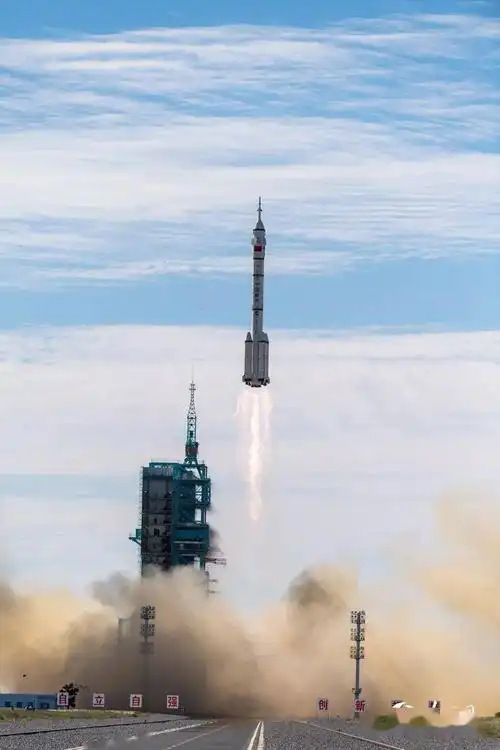 长征二号f遥十二运载火箭点火发射.人民网记者翁奇羽摄