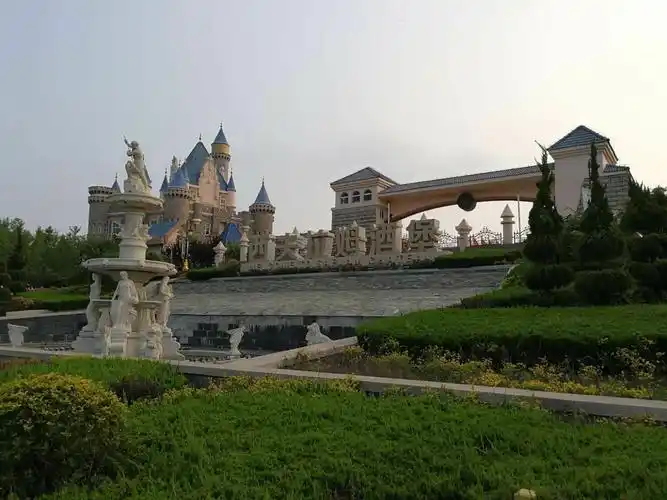 参观了西夫拉姆酒堡,品了顶级葡萄酒,又每人送了一瓶葡萄酒.