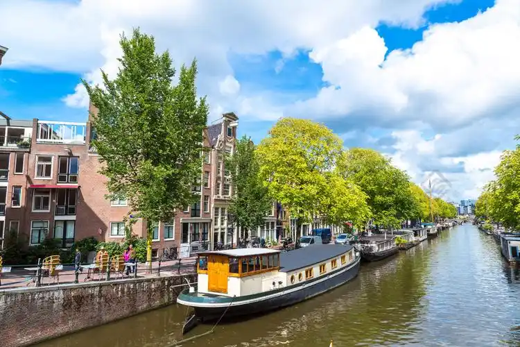 阿姆斯特丹运河阿姆斯特丹是荷兰的首都和人口最多的城市