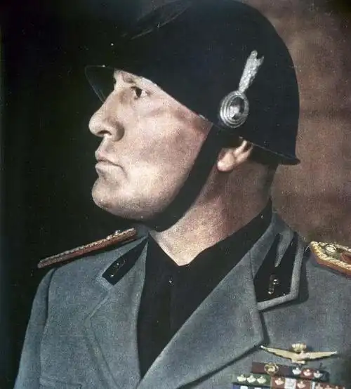 大批黑衫军越过卢比孔河从意大利自由党国家夺权的形象,变成了法西斯