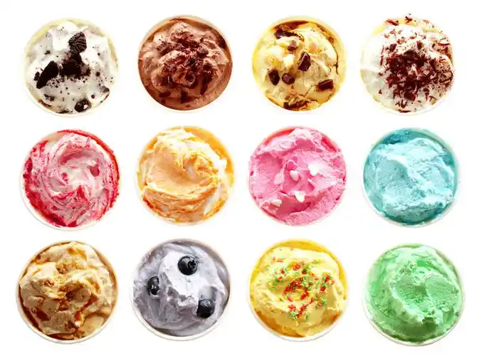 一排排白色彩色意大利冰淇淋的俯视图-搭配各种颜色和口味-为夏季甜点