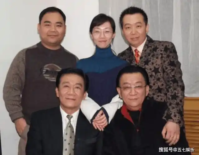 76岁侯耀华参加活动,鲜花保镖不能少,郭德纲:活久了就是艺术家