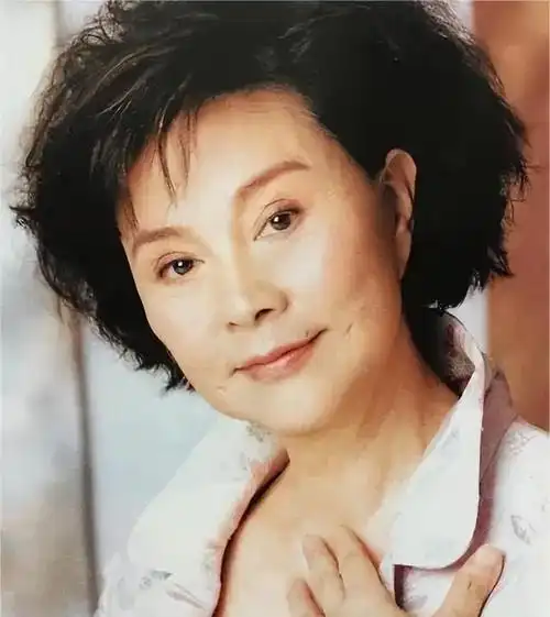 她是"最干净"女演员,出道60年从不拍吻戏,被空军丈夫宠成公主