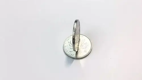 2.将牙签轻轻的平放在立起来的那枚硬币上,并确保两端平衡.