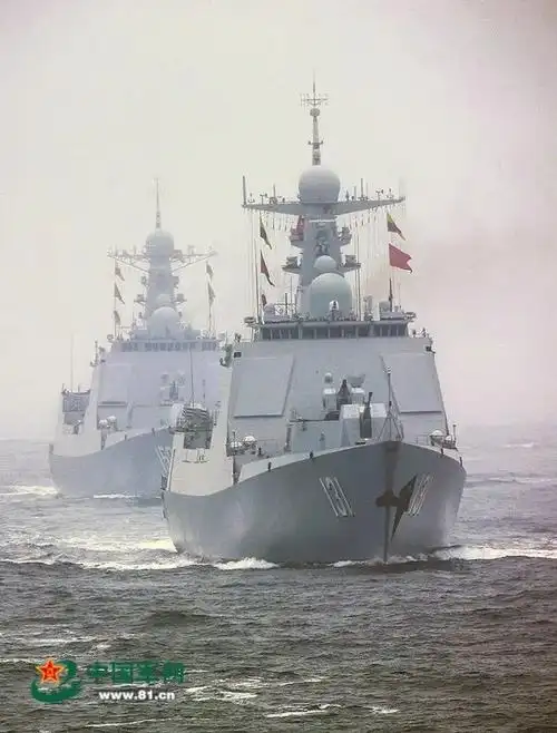 人民海军成立70周年海上阅兵,受阅舰艇破浪驶来.