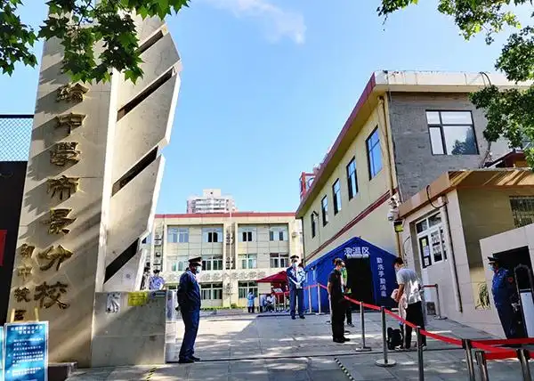 5月11日8时许,北京陈经纶中学帝景分校一名学生通过学生通道进校.