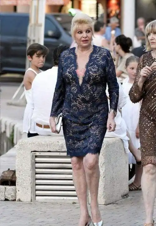 特朗普原配真放得开,穿深v蕾丝连衣裙配尖头高跟鞋,哪像71岁_伊凡娜