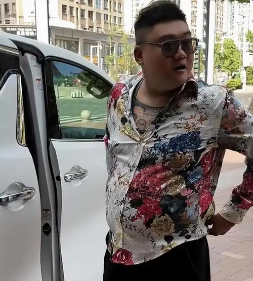 住别墅开豪车前纹弥勒佛后背纹关公,生前很善良|凯哥|李玟|纹身_网易