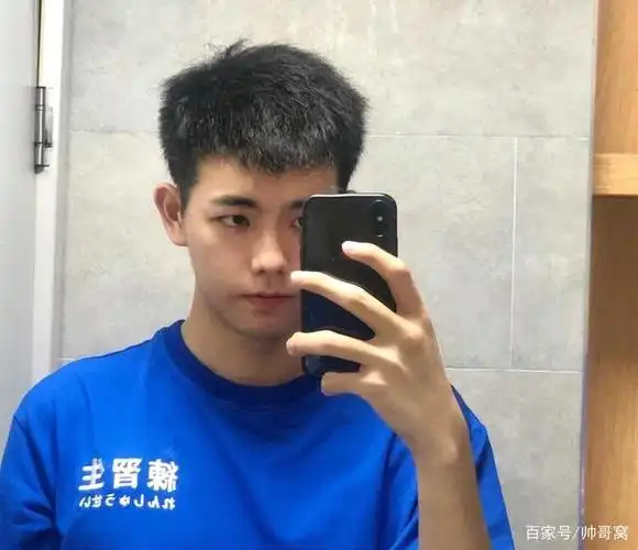 组图:奶气的17岁小鲜肉,卫生间里玩自拍,长得帅都这么臭美吗?