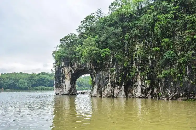 原创广西行桂林的市徽象鼻山