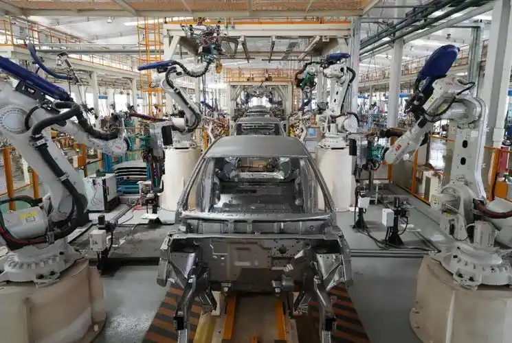 2022年5月18日,河北省元氏县一家新能源汽车企业生产线的自动焊接机器