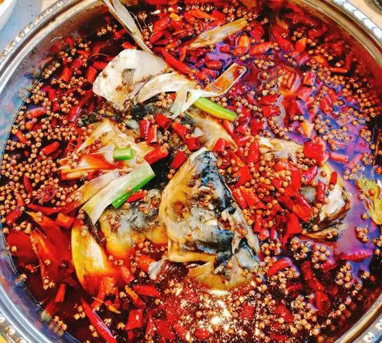鱼头火锅:鱼头火锅,以花鲢(俗称胖头鱼)鱼头配以多种辅料烹制,肉质滑