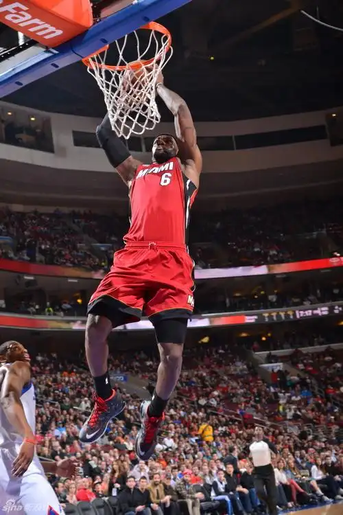 詹姆斯快下暴扣