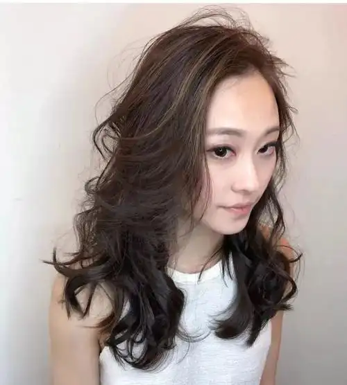 气质长卷发大波浪发型网红大波浪发型女人味十足
