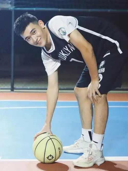 篮球小哥哥夜拍