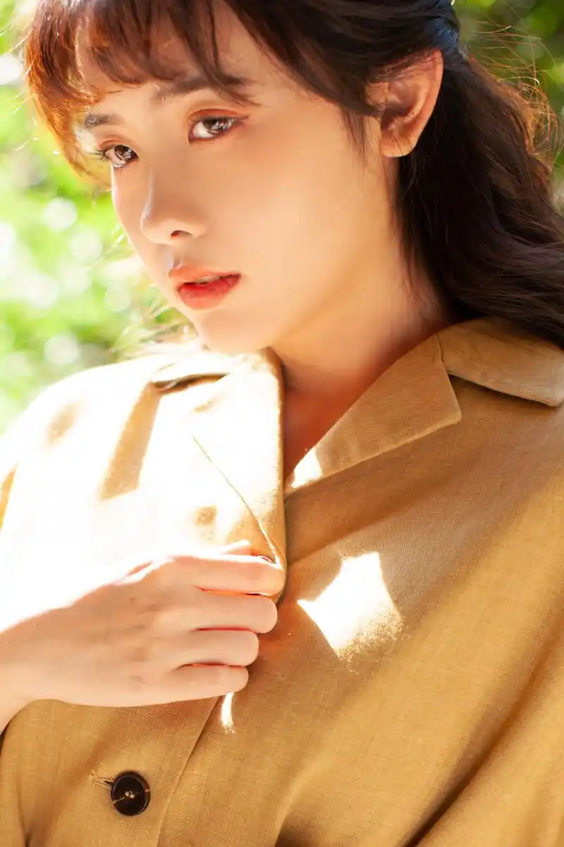 国内知名女网红,卡其色风衣彰显身材,高颜值气质型美女#美女# #养眼