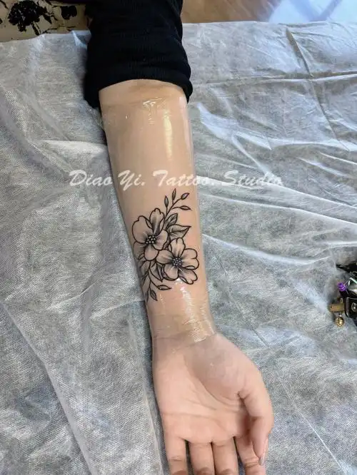 西安纹身素花纹身手腕纹身女生纹身