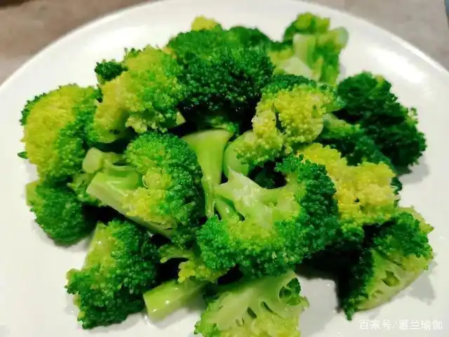 西兰花洗干净 摘小朵焯水摆盘