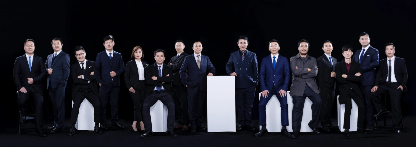 拍摄特色 拍摄人数 3人 拍摄风格 职业形象照,纯色背景 拍摄手法 时尚