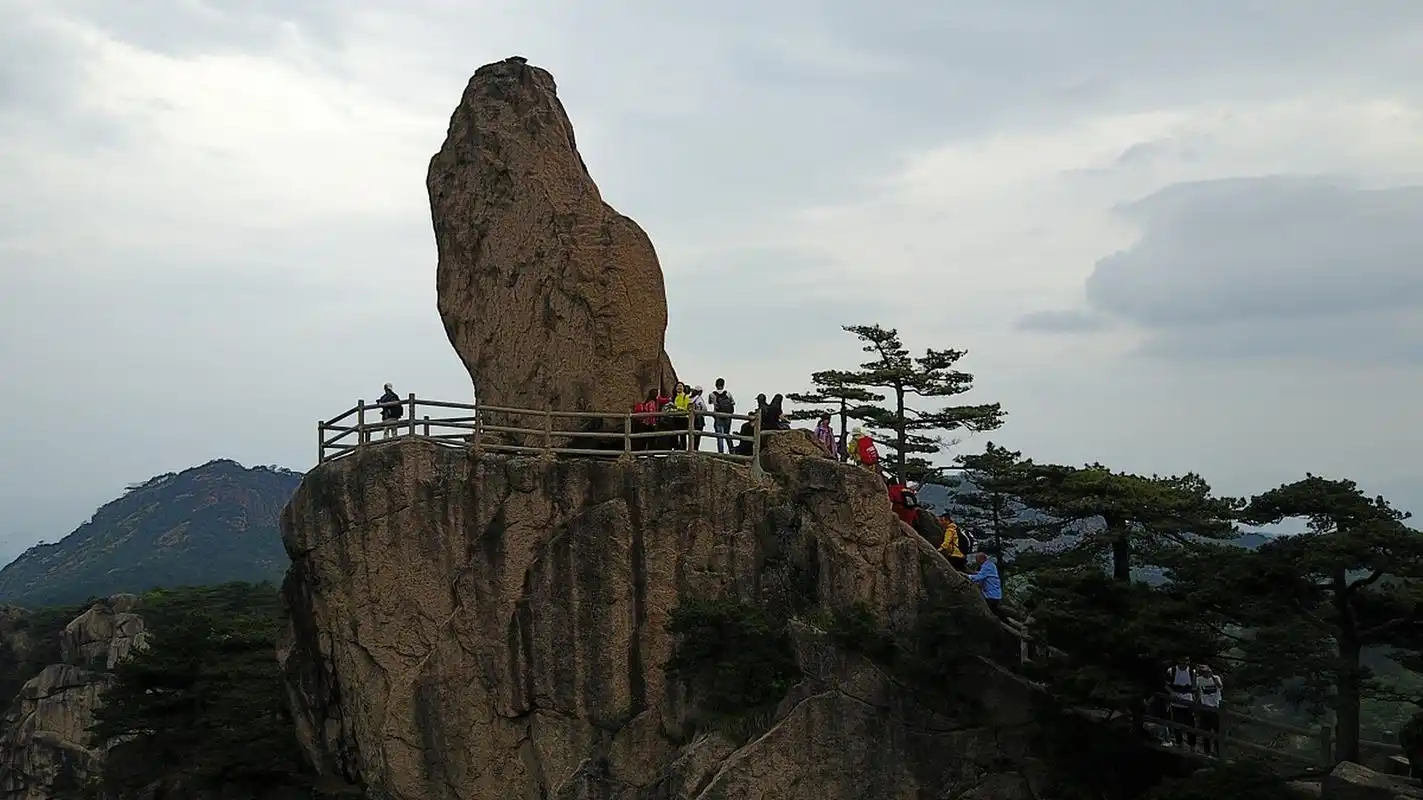 黄山的飞来石是黄山四绝之一,也是黄山的标志之一.