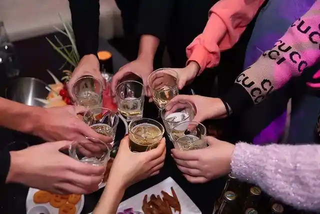 央媒表态:法律严禁未成年人进ktv 网友吵翻:该不该带孩子去唱?