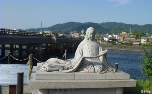 论坛-进口 霸锐论坛 03 正文 《源氏物语》的女作者紫式部的塑像