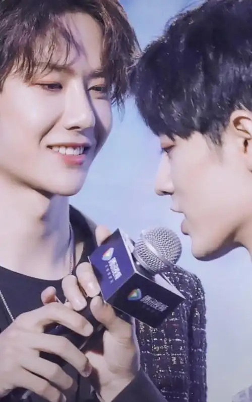 陈情令的演员们在微信群里纷纷表示要请客祝福,王一博也在仔细想