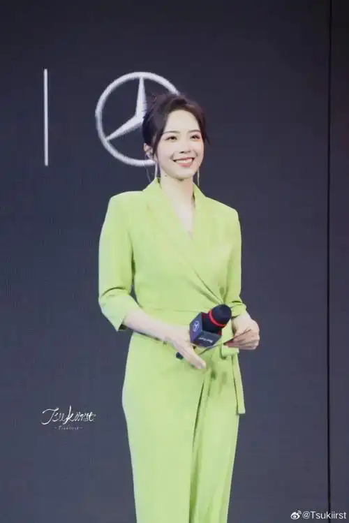 余霜被网友质疑整容失败?面部略显僵硬,引发网友热议!_腾讯新闻