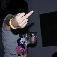 鄙视头像竖起中指鄙视霸气头像