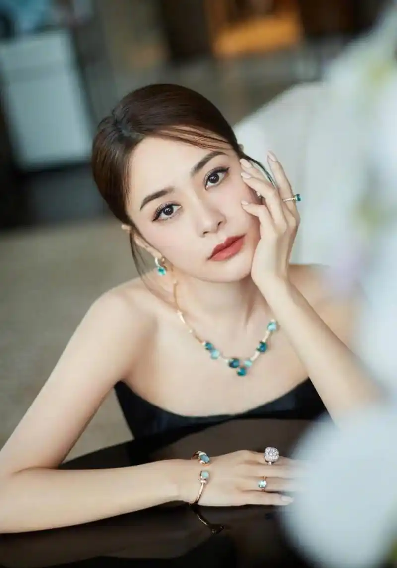 4月19日,阿娇钟欣潼分享最新写真大片,魅力十足.