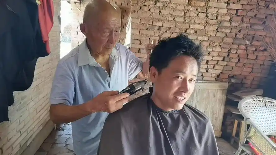 农村百年理发店设计发型加刮脸才五块钱86岁托尼老师手法一流