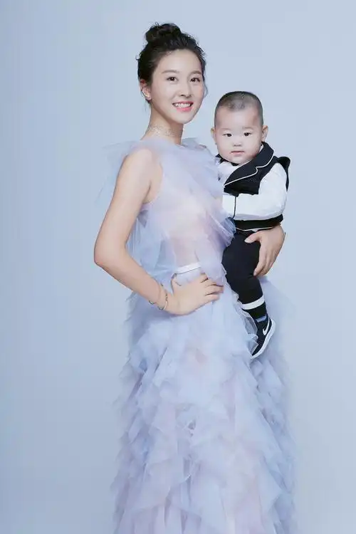 谢孟伟晒妻子郭珊珊写真 外型甜美气质优雅不输明星