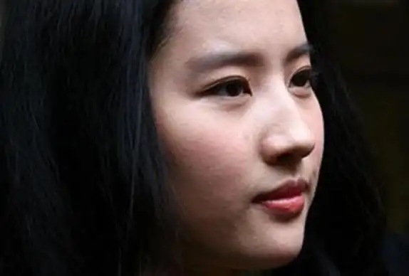 鼻梁起节的女人好命是真的吗?为人自我爱做主自私自利命运差