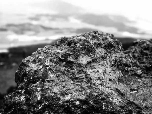 锑矿石的选矿方法主要有手选,重选(包括重介质选矿),浮选,化学选矿