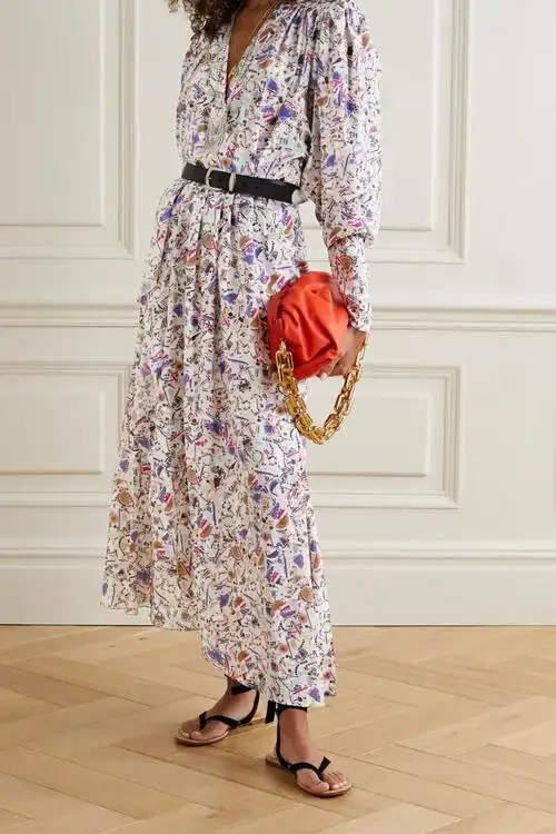 抽象的彩色几何印花宛若万花筒般绚丽醒目,立挺褶裥使