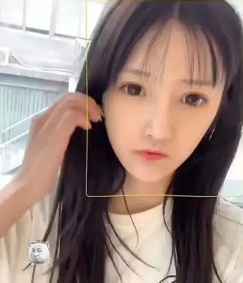 "油头少女"套璐璐力证颜值,晒素颜生图照,难怪都