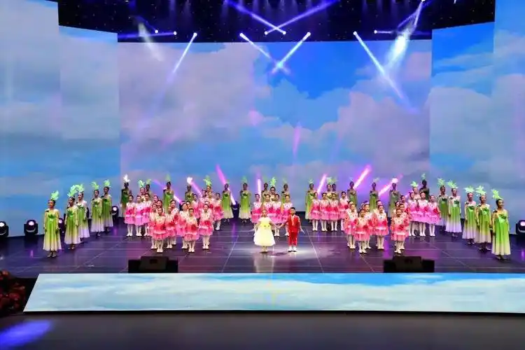 童声合唱《当春风来敲门》歌舞《好人就在身边》情景诗朗诵《春天,因