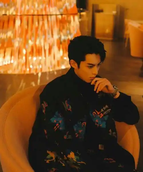 男星王鹤棣时尚合集俊朗帅气颜值爆表